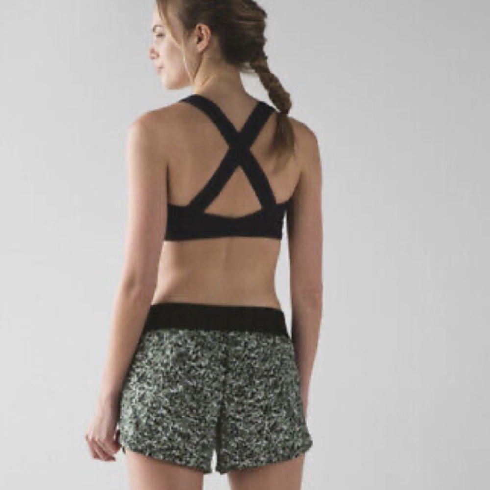 Lululemon Tracker Short IV 4” lined shorts